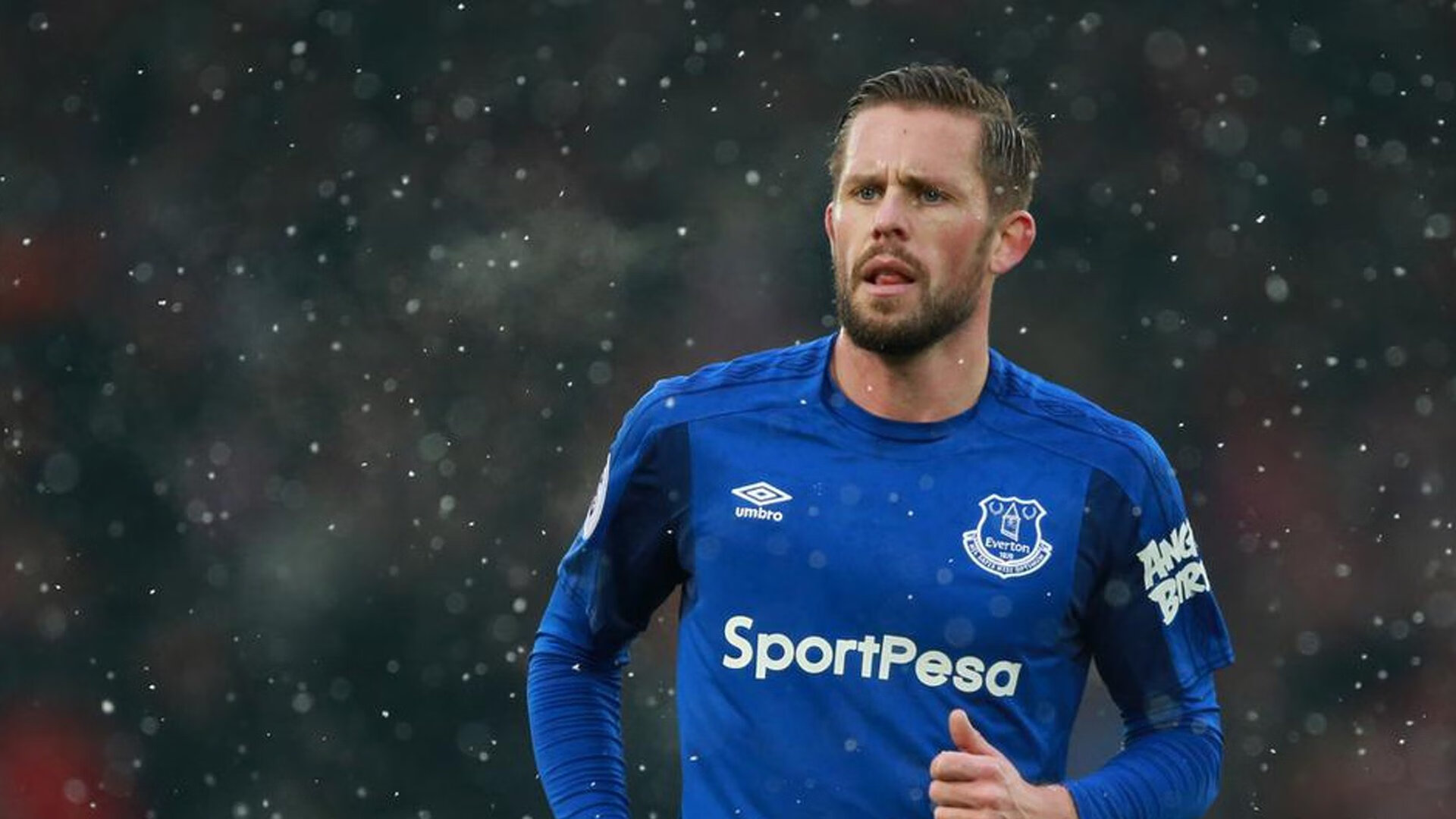 疫情后首次大规模国际足球比赛观众重返赛场，氛围火爆，因疫情影响足球比赛单场换人名额增至4人